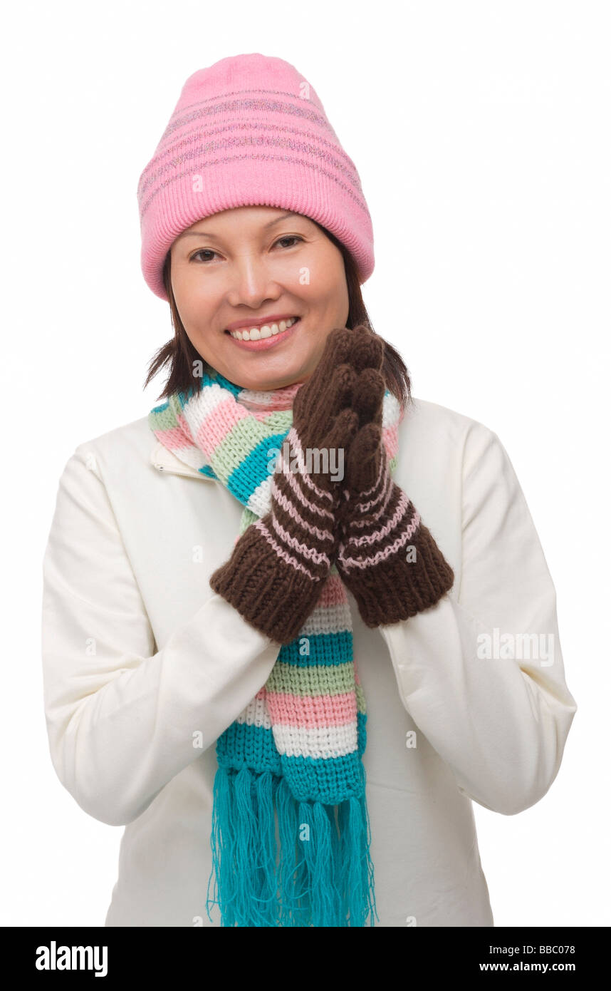 Frau in Winterkleidung lächelnd in die Kamera Stockfoto