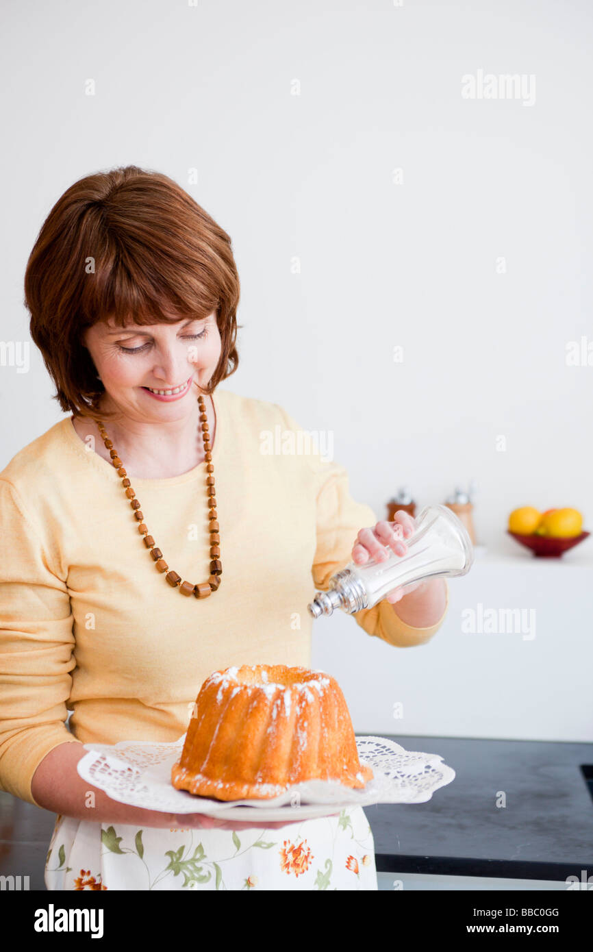 Frau in der Küche und bereitet Kuchen Stockfoto
