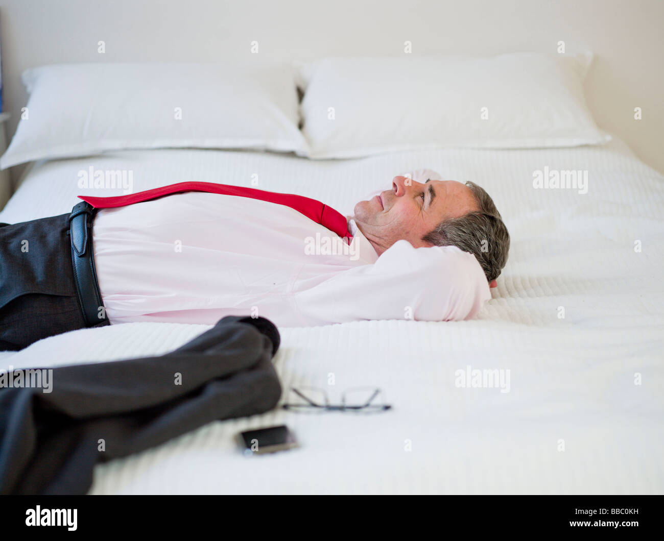 Mann auf Bett auf der Suche nach oben liegend Stockfoto