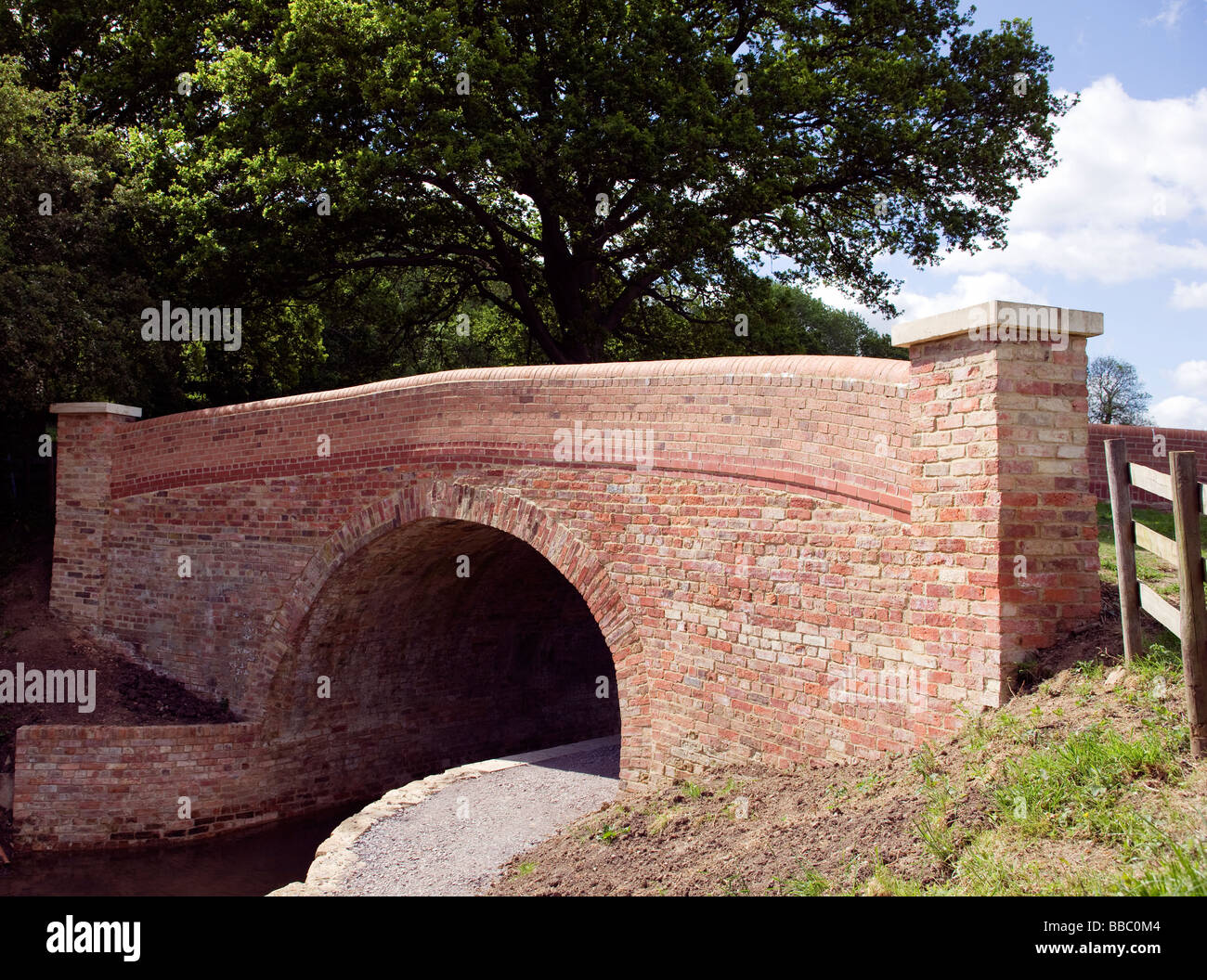 Das neu restaurierte Double Bridge auf dem alten Kanal bei Naish Hill in der Nähe von Lacock Wiltshire Stockfoto
