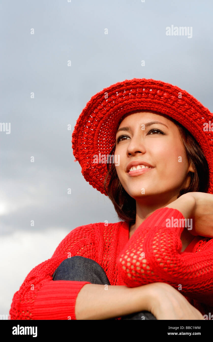 Eine Frau mit einem roten Hut und oben Stockfoto