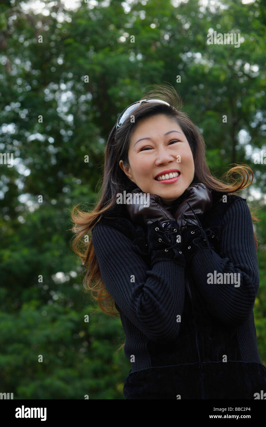 Reife Frau Leder Handschuhe und lächelt in die Kamera, kalt Stockfotografie  - Alamy
