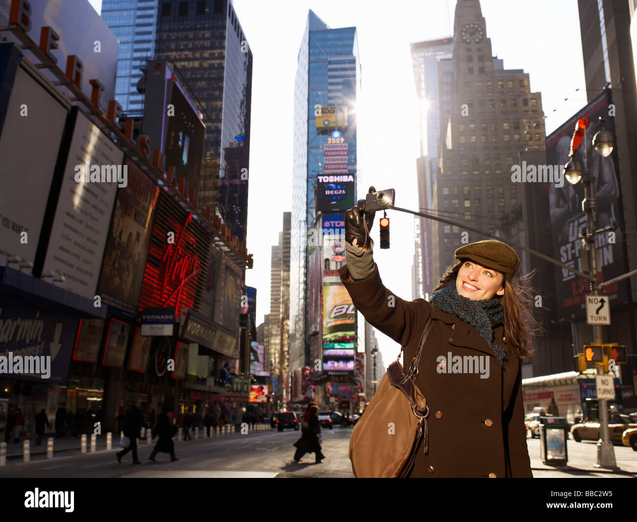 Frau mit Kamera am Times Square Stockfoto