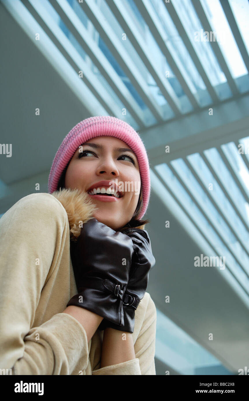 Eine Frau versucht, in einen Hut und Handschuhe warm zu halten Stockfoto