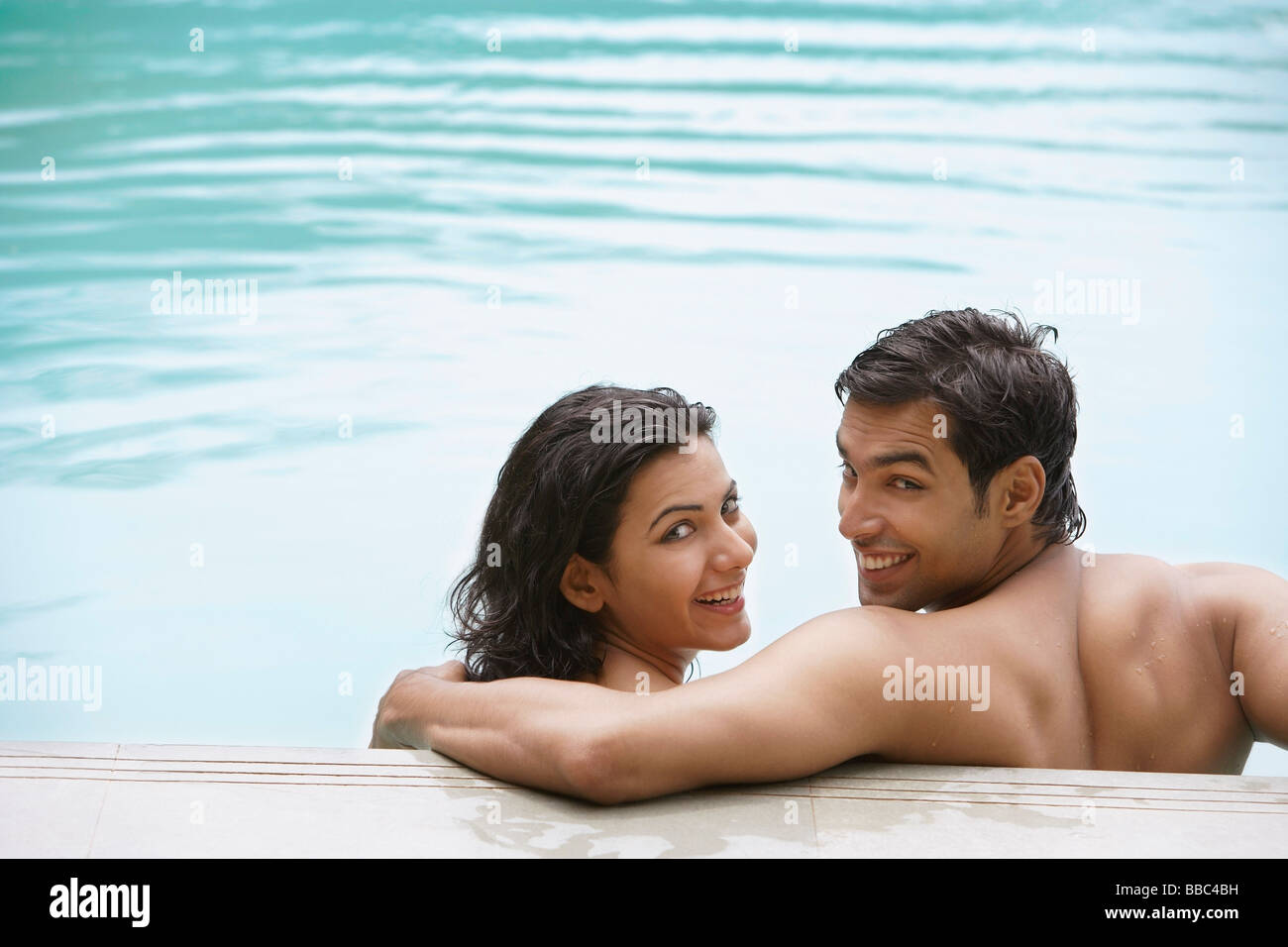 junges Paar im pool Stockfoto