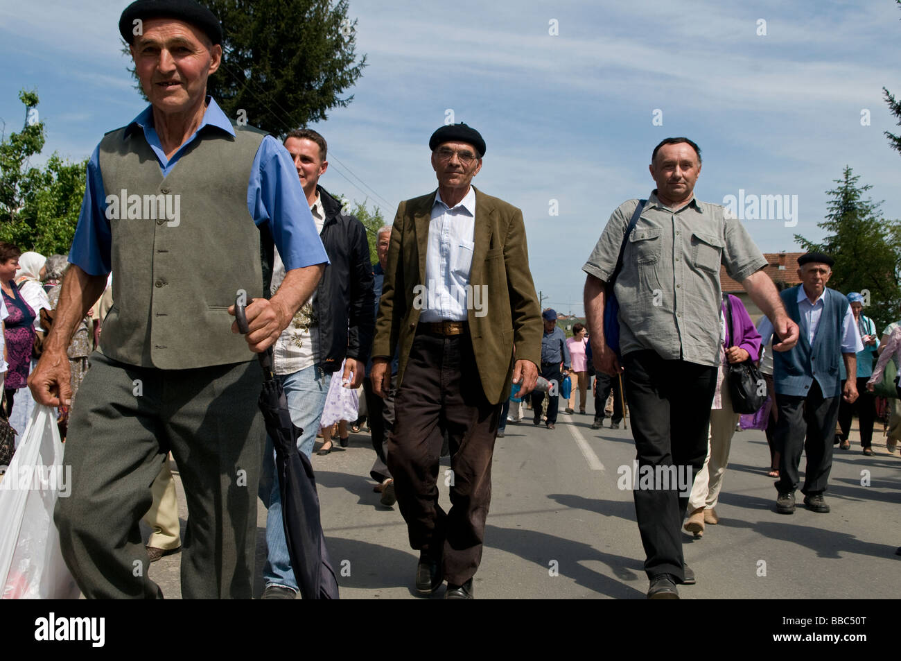 Muslimische Bosniaken oder Bosniaken, die zur Wiederbestattung von Opfern gehen Des Massakers von Srebrenica in der Republika Srpska Bosnien und Herzegowina Stockfoto