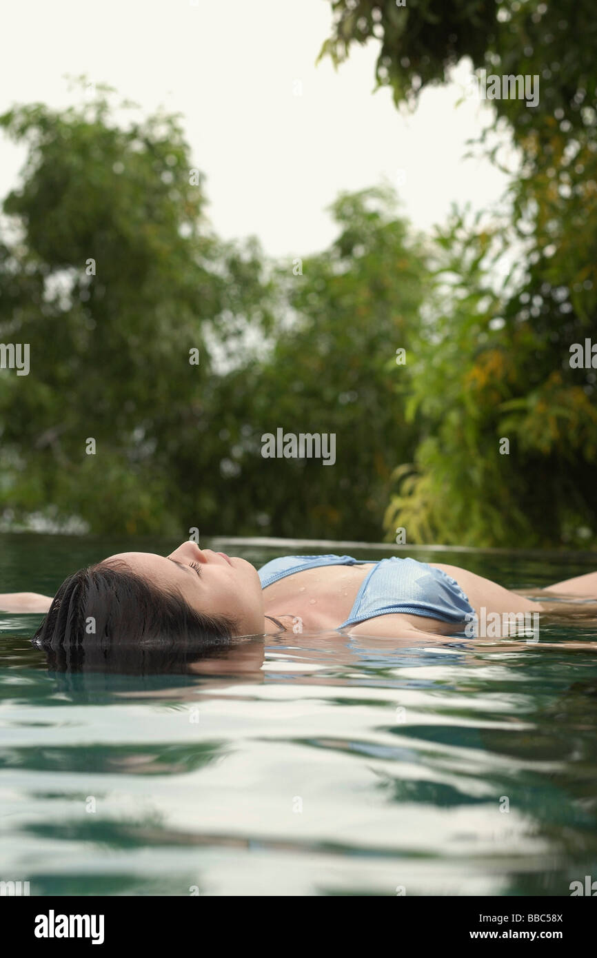 Frau, Schwimmen im pool Stockfoto