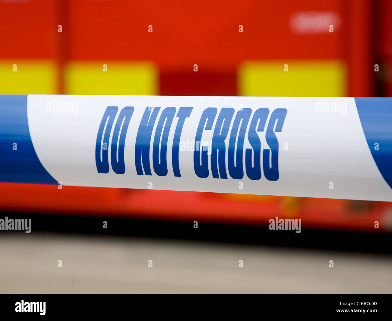 ein Polizei-Kordon mit den Worten nicht kreuzen geschrieben am Stockfoto