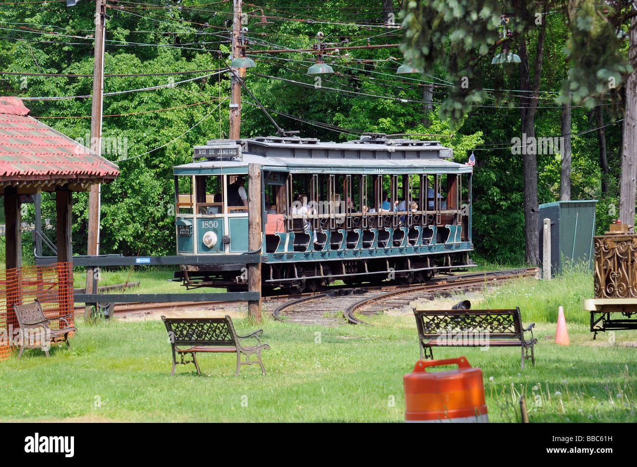 Menschen gehen für Fahrt in elektrisch angetriebenen Wagen am Connecticut Trolley museum Stockfoto