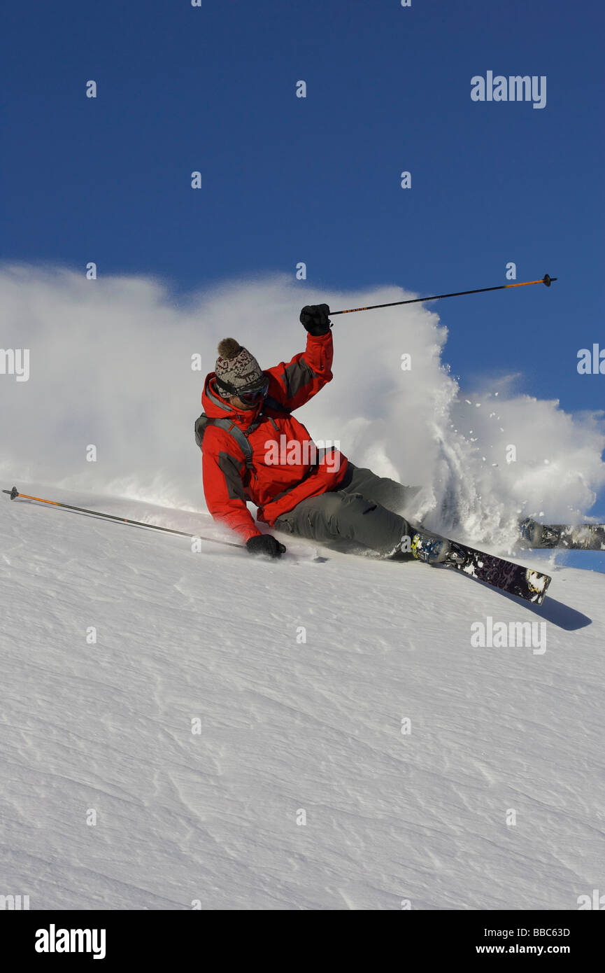 Skifahrer, die abseits der Piste drehen. Stockfoto