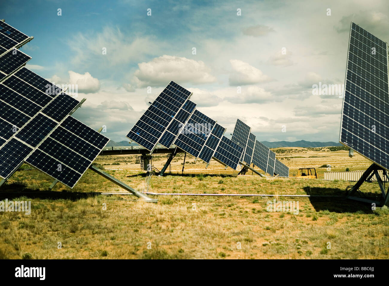 Photovoltaik-Anlagen zur Sonne geneigt Stockfoto