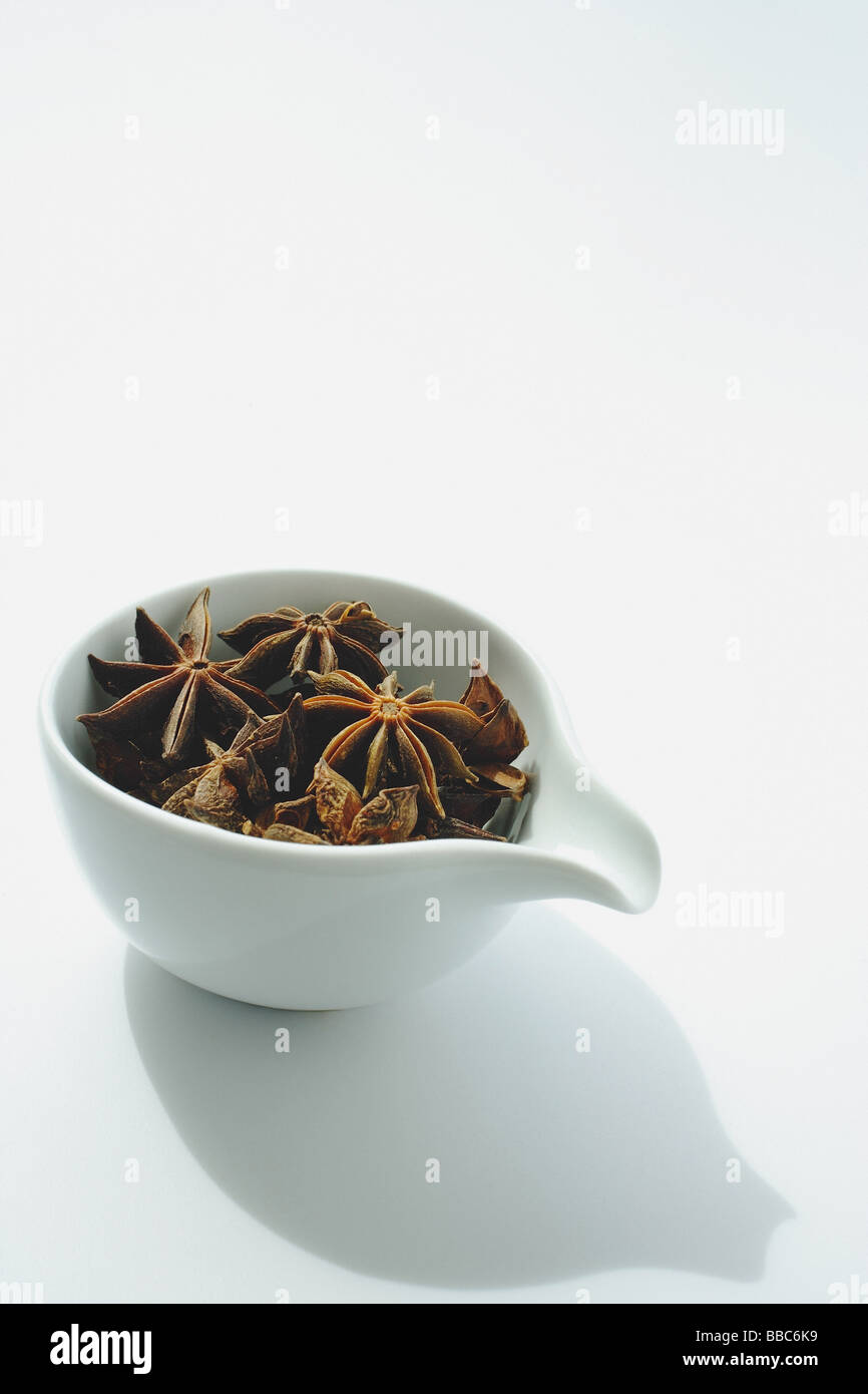 Stillleben mit Chinesisch getrocknet Essen in Schüssel weiß Stockfoto