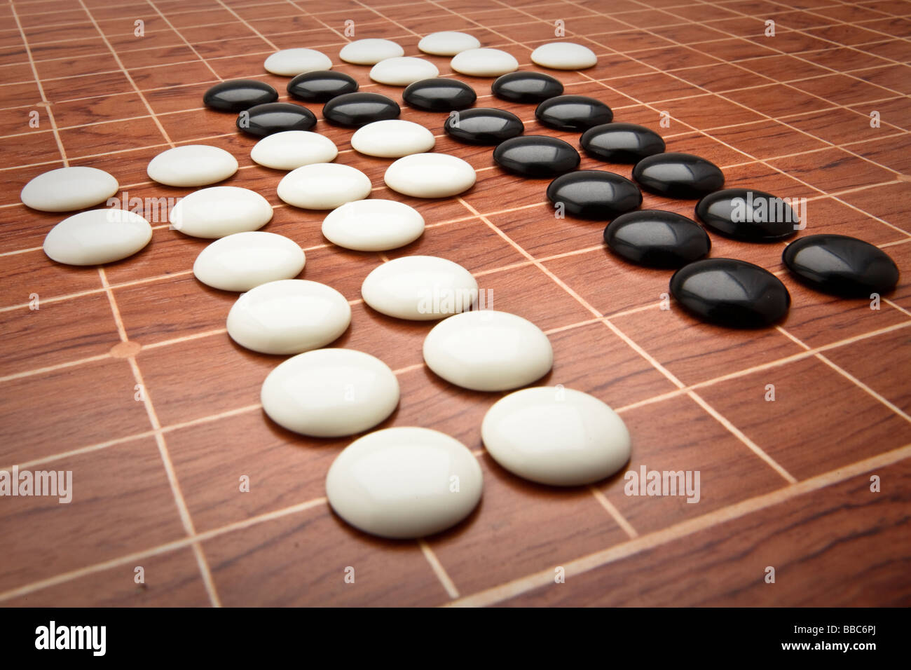 Zähler und Vorstand für das chinesische Brettspiel Go, manchmal auch als  Chinese Checkers Stockfotografie - Alamy