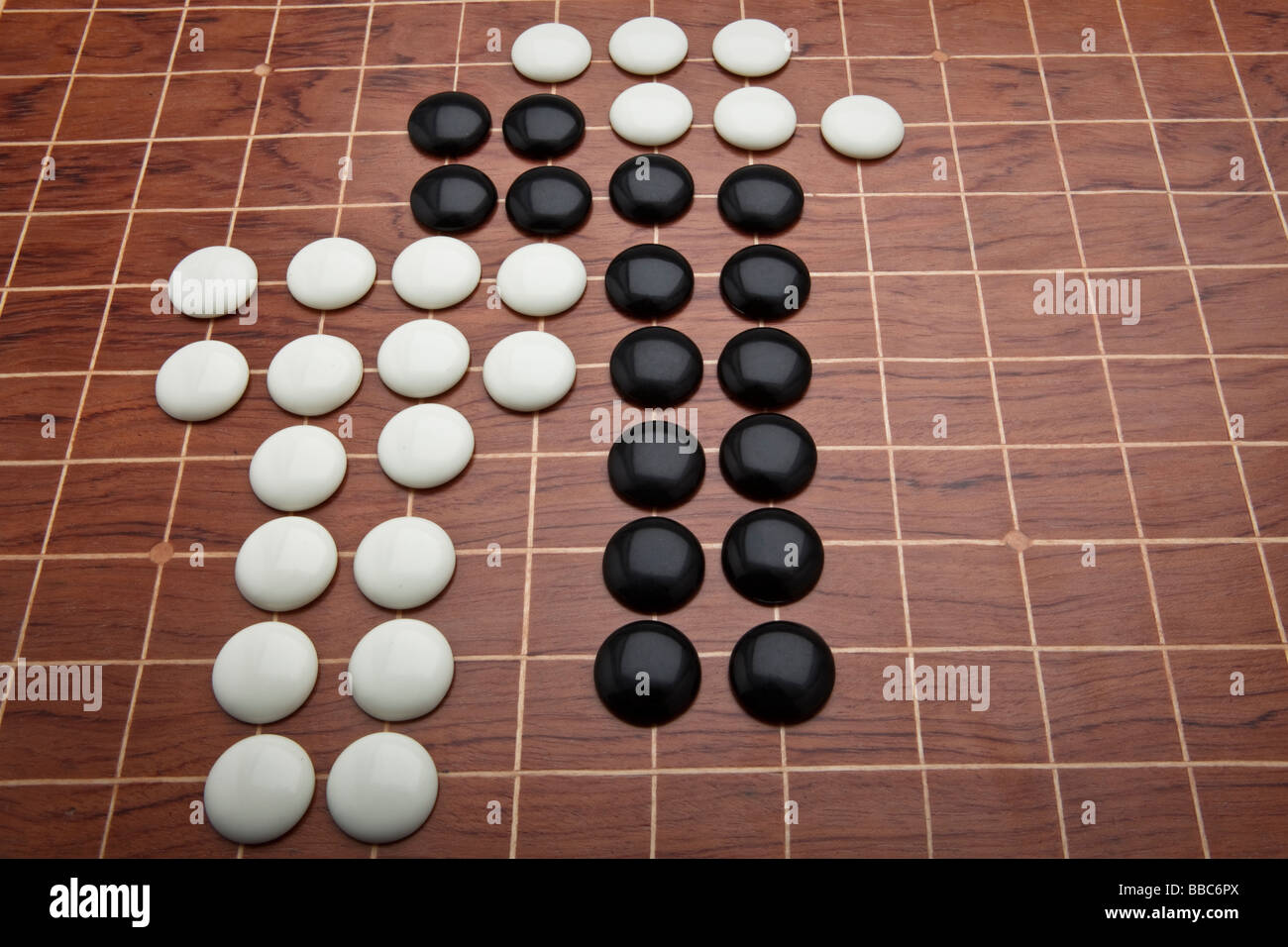 Zähler und Vorstand für das chinesische Brettspiel Go, manchmal auch als Chinese Checkers. Stockfoto