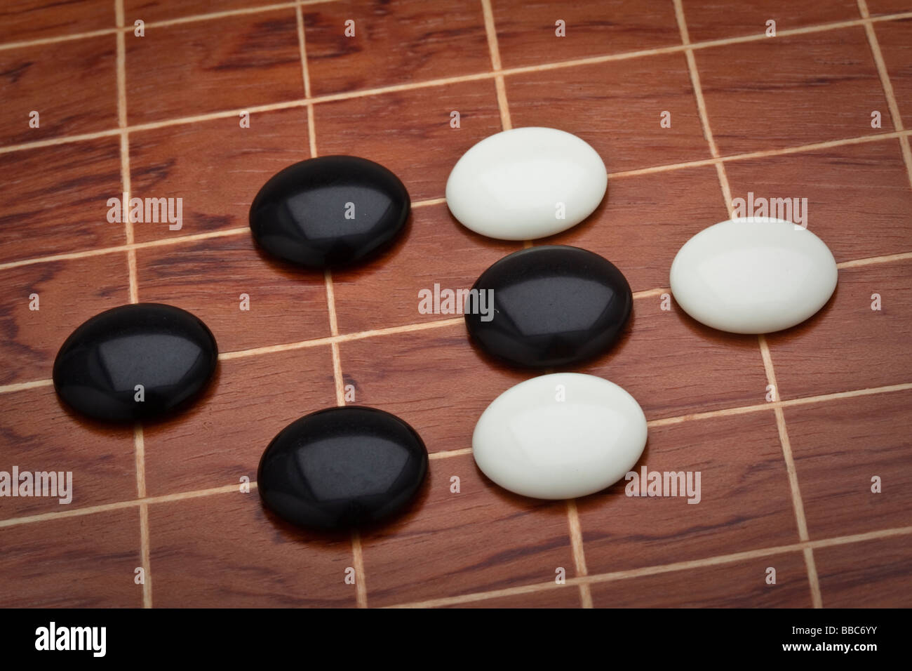Zähler und Vorstand für das chinesische Brettspiel Go, manchmal auch als Chinese Checkers. Stockfoto