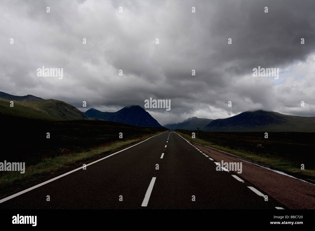 Autobahn in den Highlands Stockfoto