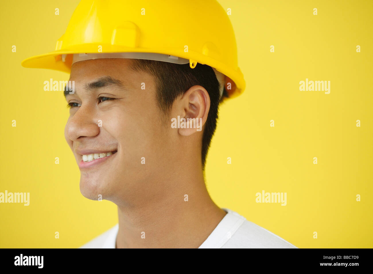Mann mit Bauarbeiterhelm, Lächeln, Kopf Schuss Stockfoto