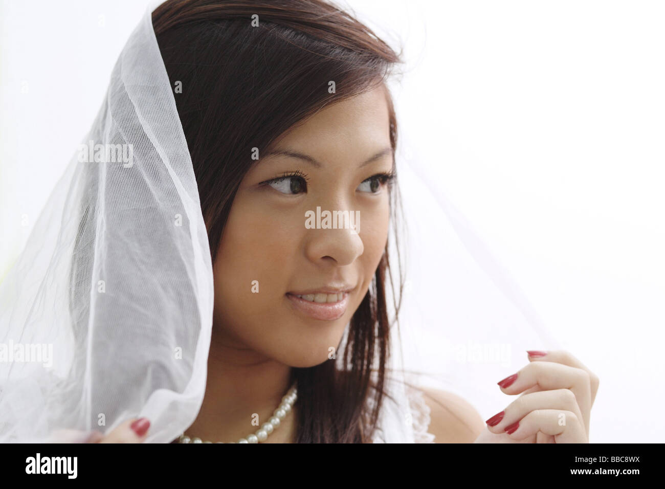 Junge Frau tragen Schleier, Kopf gedreht Stockfoto