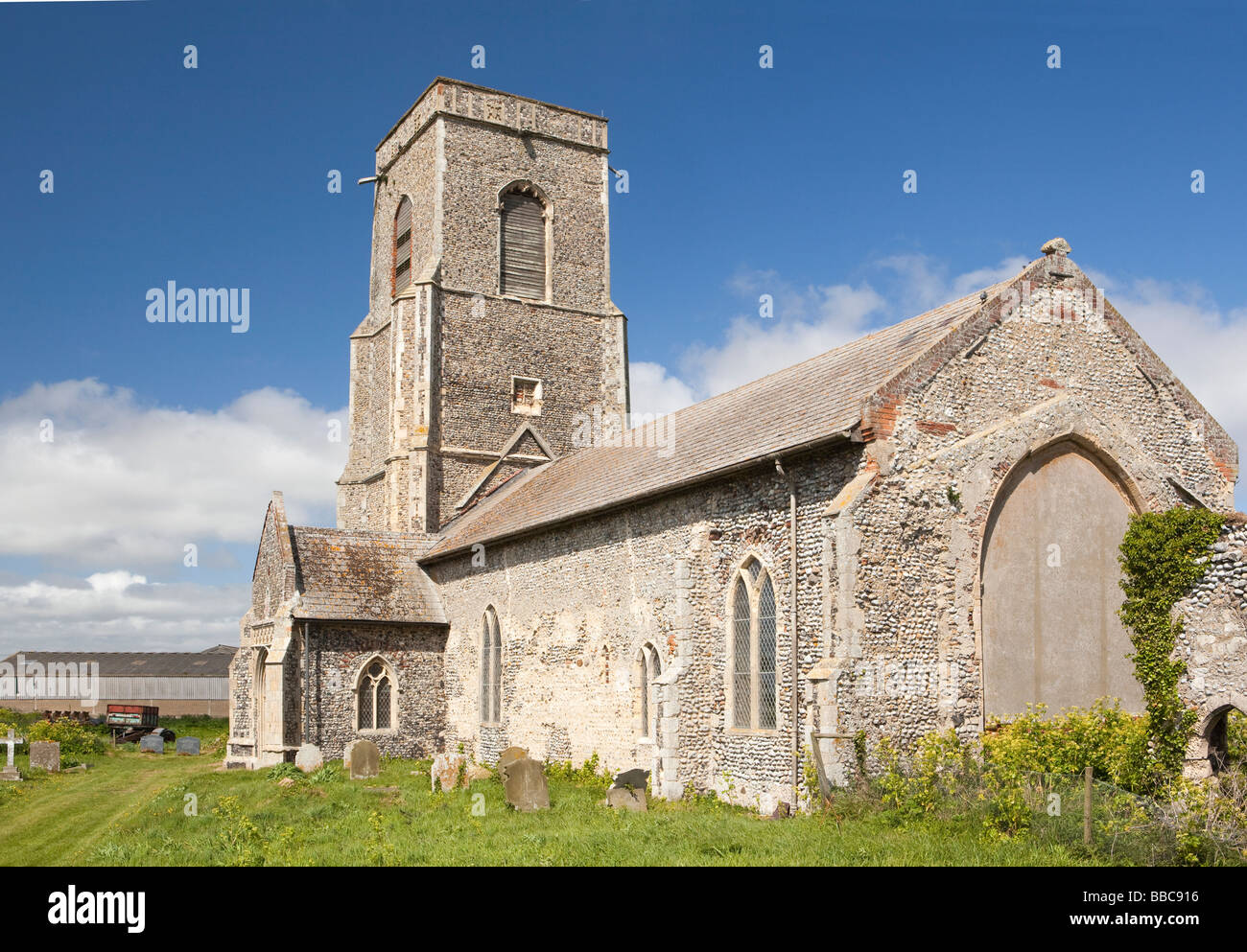 UK England Norfolk Waxham St Johns Kirche bedroht von Meer Hochwasser Stockfoto