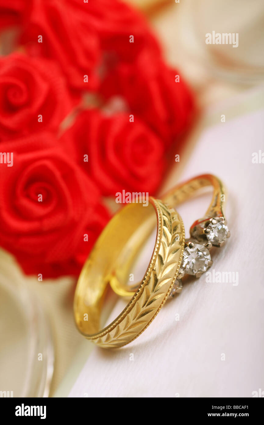 Goldene Hochzeit und Diamant Verlobungsring in einem romantischen Ambiente Stockfoto