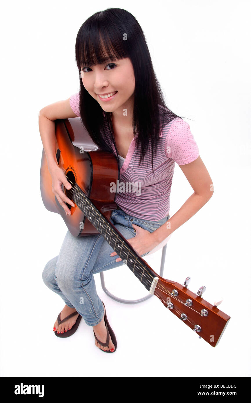 Junge Frau mit Gitarre, Porträt Stockfoto