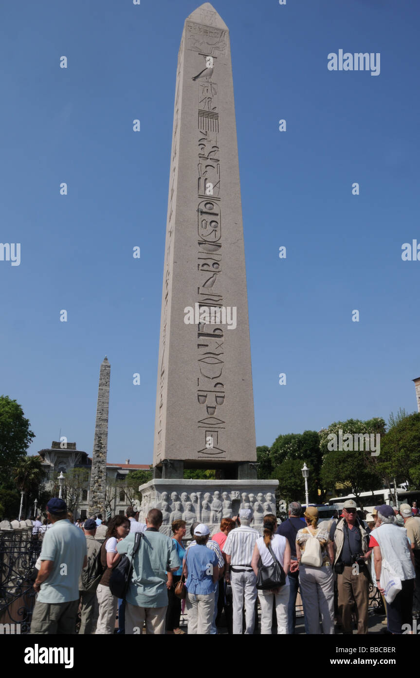 In einem ehemaligen Constantinople Hippodrom wo Wagenrennen stattfanden steht noch ein 98-Fuß hohen ägyptischen Obelisken. Stockfoto