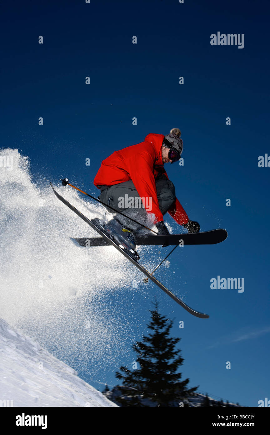 Skifahrer in die Luft sprang. Stockfoto