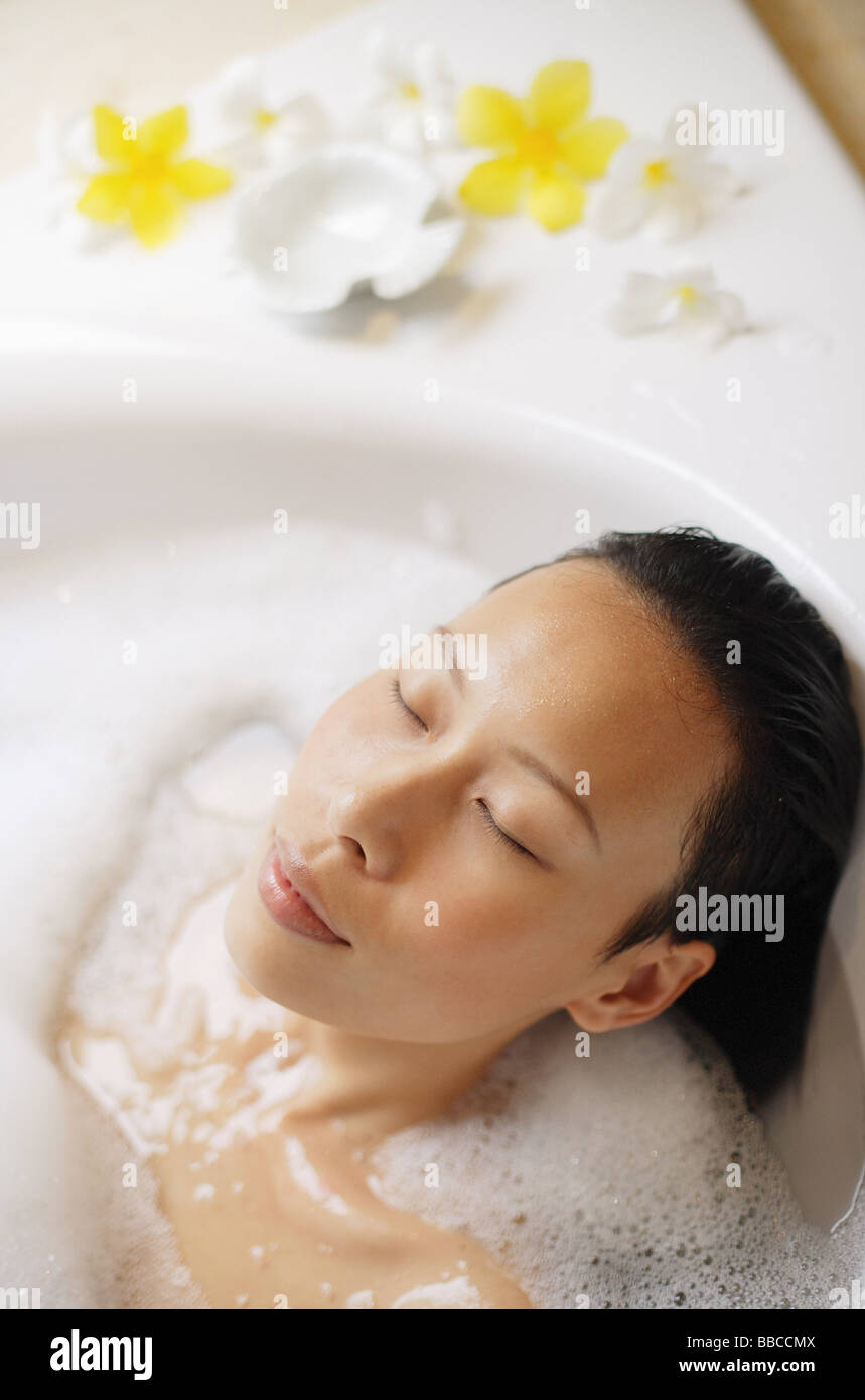 Frau in der Badewanne, Augen geschlossen, Kopf geschossen Stockfoto