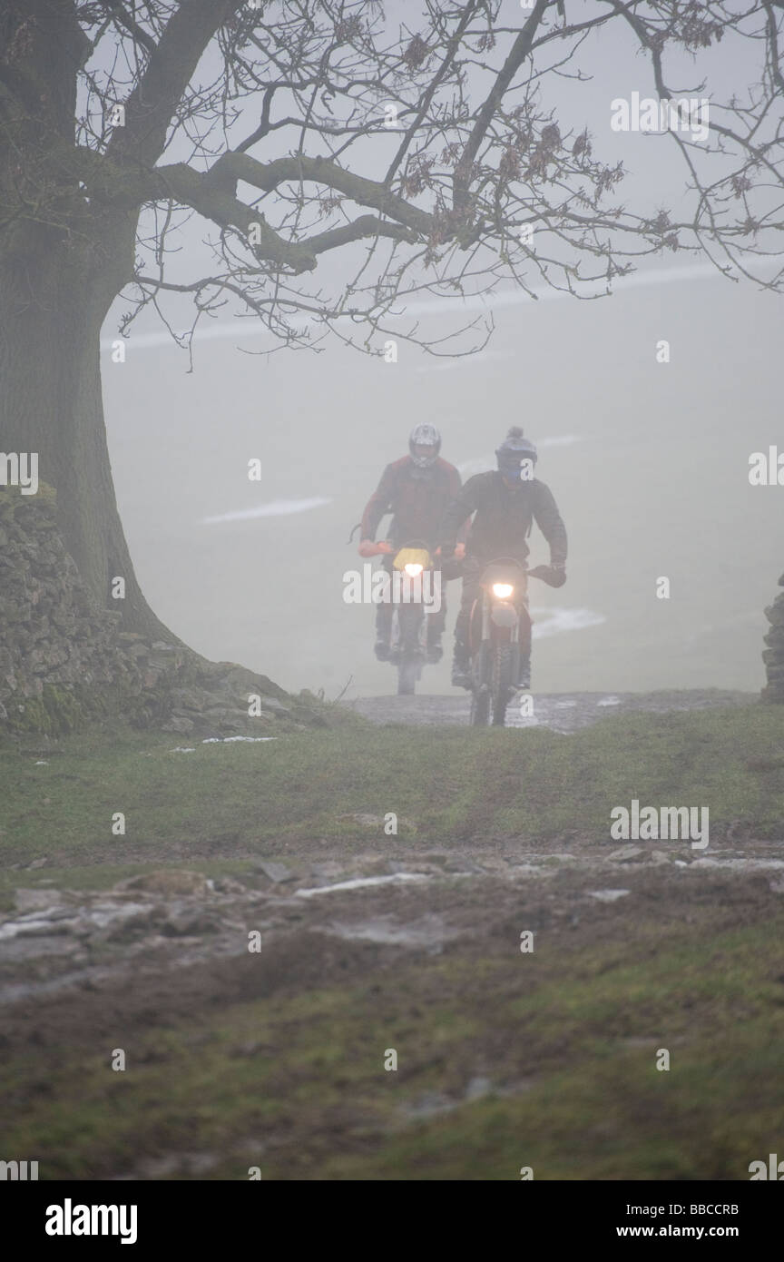 Motorräder, off-Road über Landschaft in den Peak District in Derbyshire geritten Stockfoto