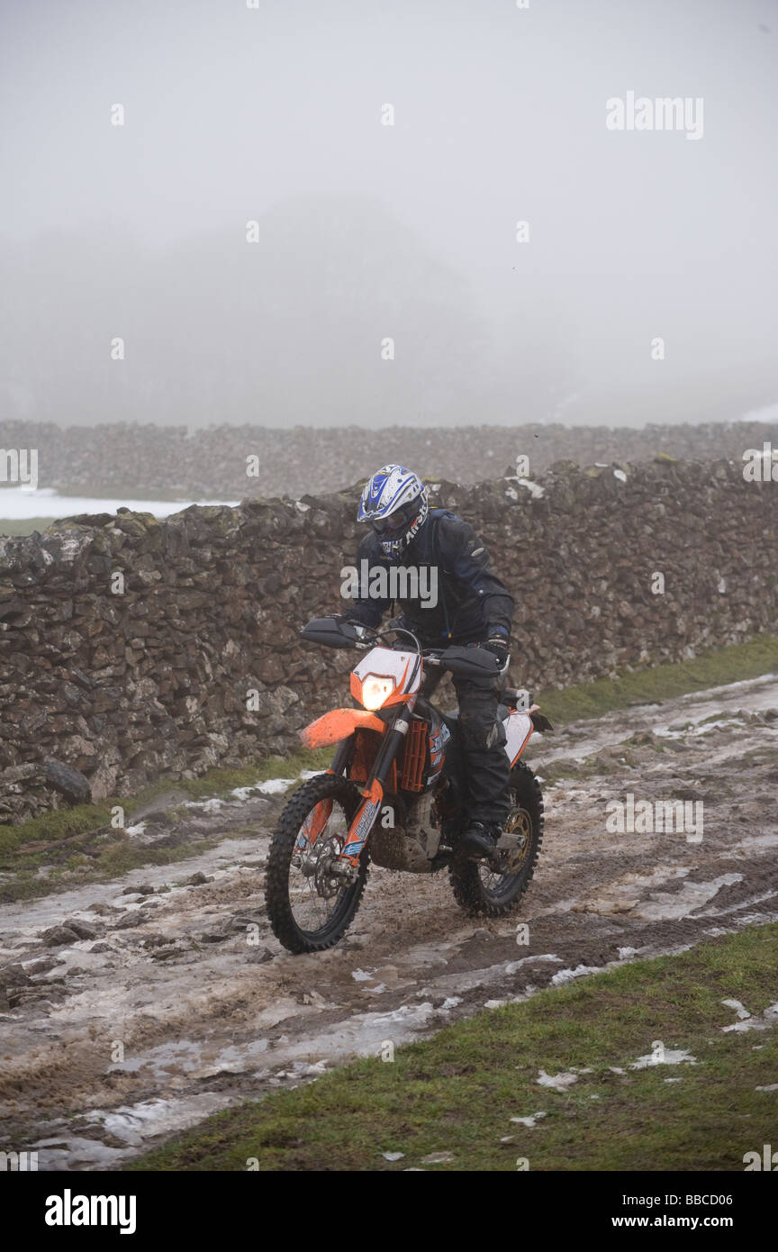 Motorrad, off-Road über Landschaft in den Peak District in Derbyshire geritten Stockfoto