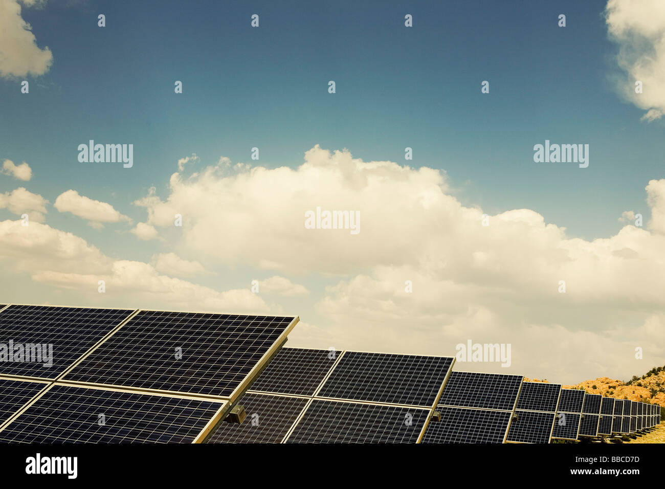 Photovoltaik-Module zur Sonne geneigt Stockfoto