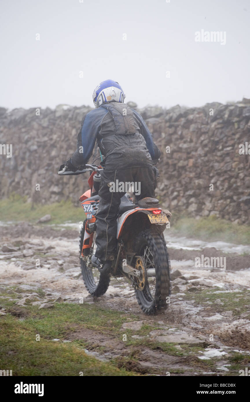 Rückansicht des Motorrad, off-Road über Landschaft in den Peak District in Derbyshire geritten Stockfoto