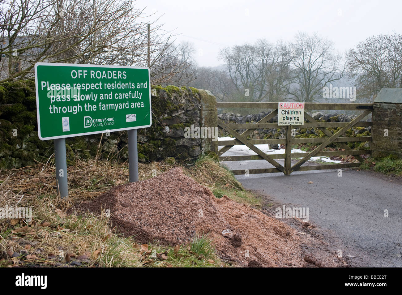 Derbyshire Grafschaftsrat Schild an einem Land Straße anfordern, die off roader langsam und vorsichtig durch den Hof zu übergeben Stockfoto
