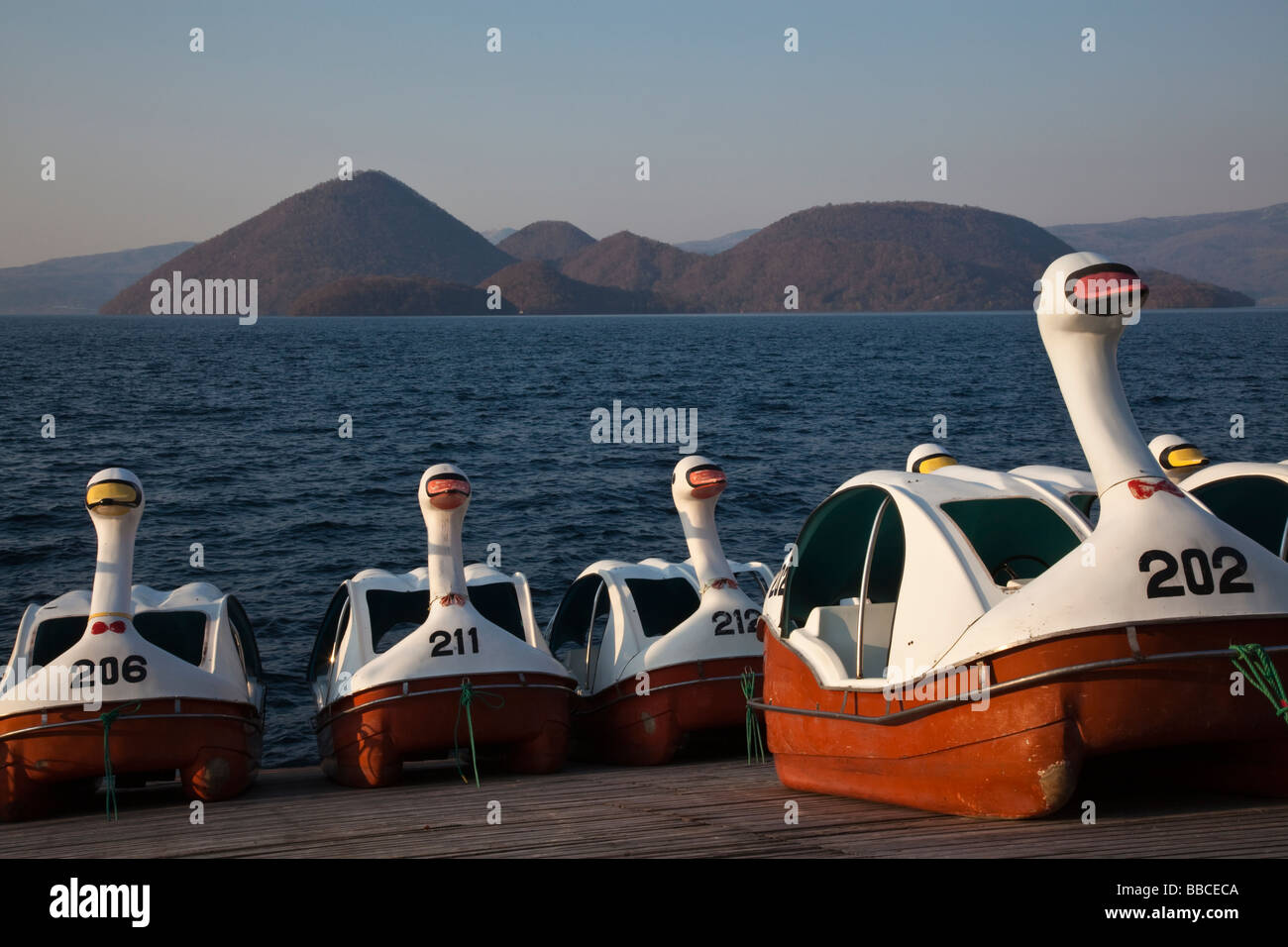 Lake Toya Swan Boote Stockfoto