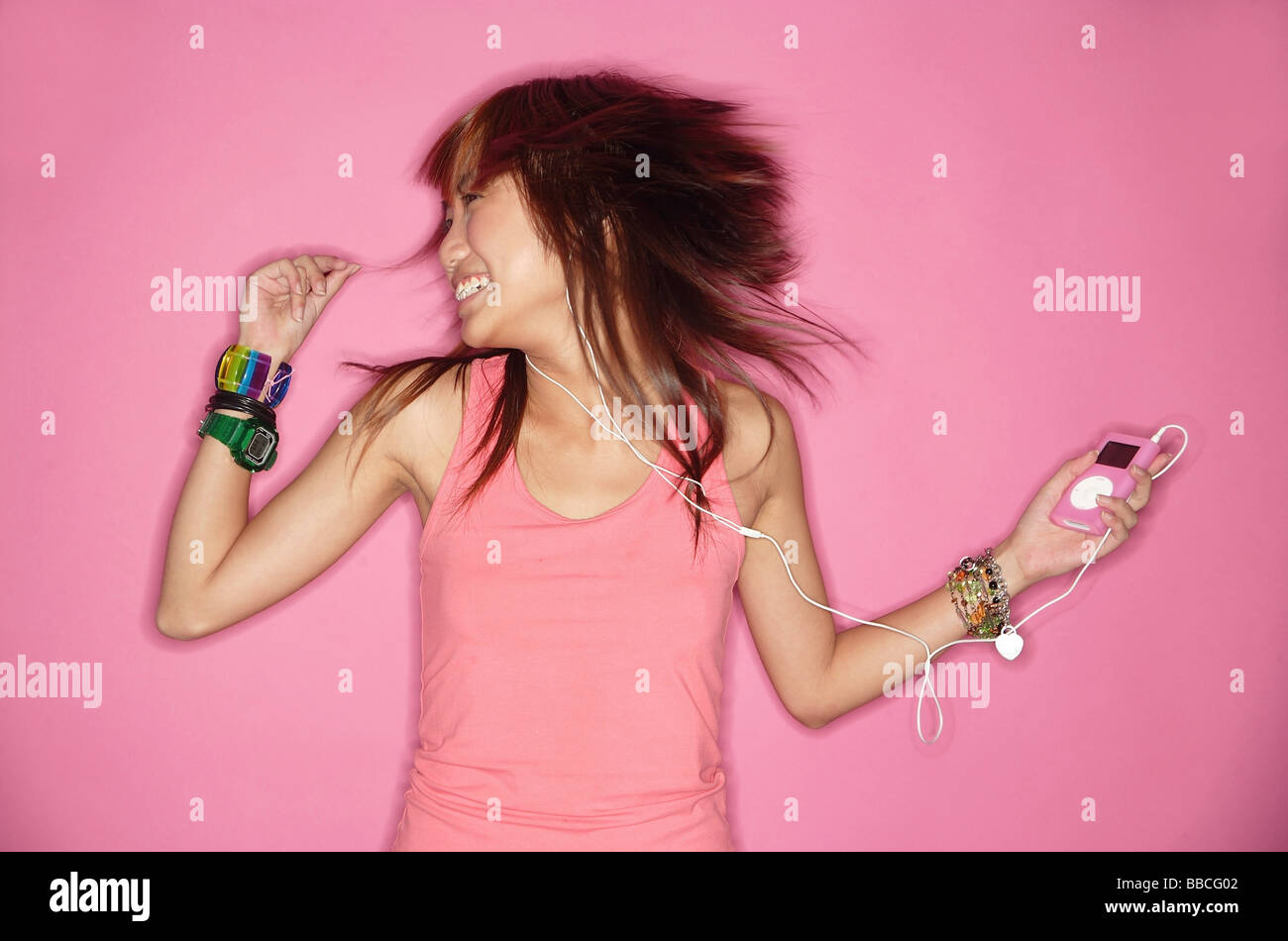 Junge Frau, die Musik anhören, Porträt Stockfoto