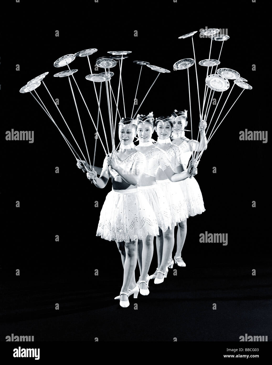 China, Hong Kong, Akrobaten der Shenyang Acrobatic Truppe Spinnerei Platten auf sticks Stockfoto
