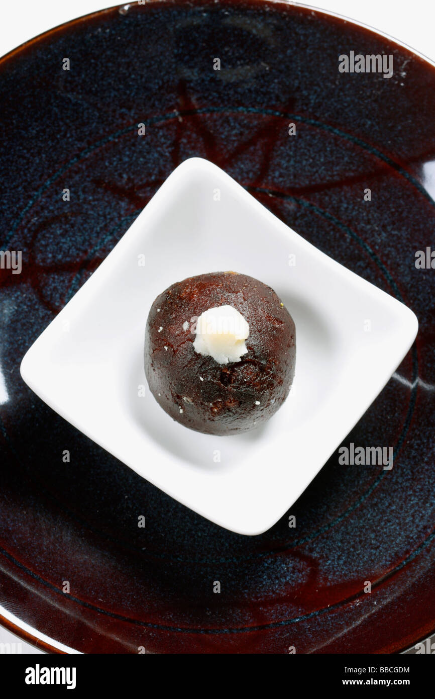 Dunkel braun Gulab Jamuns beschichtet mit Dehydriertes coconut Stockfoto