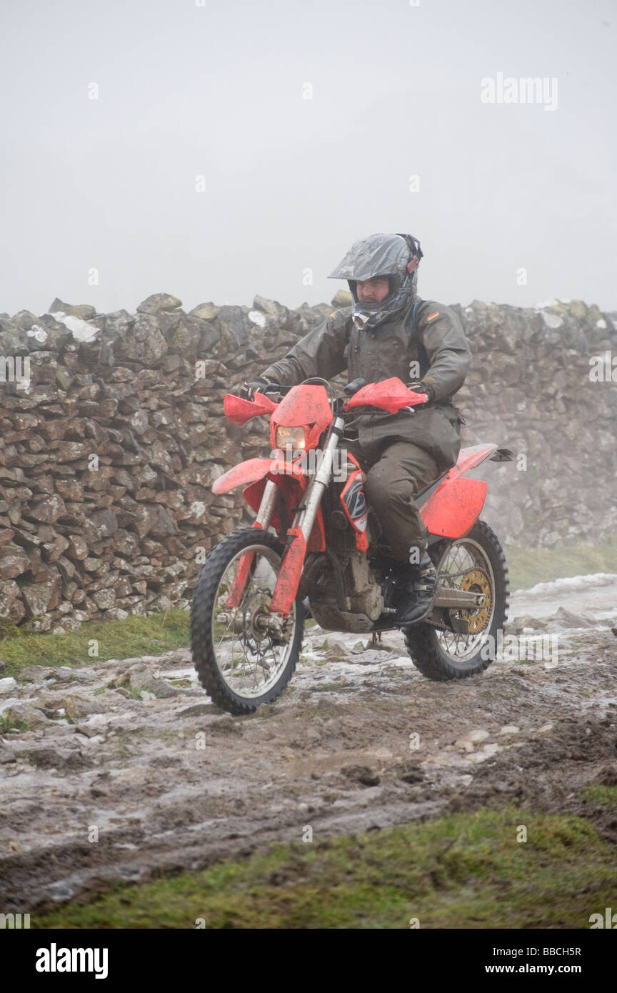 Motorrad, off-Road über Landschaft in den Peak District in Derbyshire geritten Stockfoto