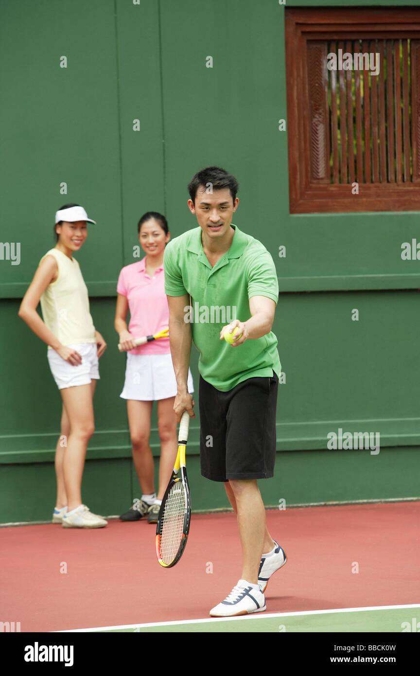 Mann mit zwei Frauen beobachten eine Partie tennis Stockfoto