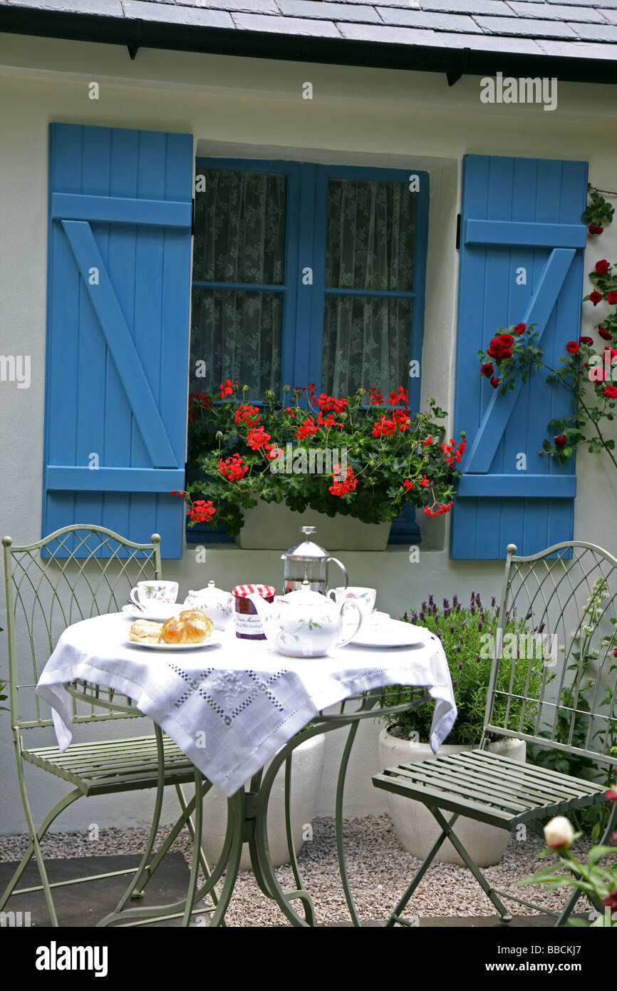 Englisch Französisch Frühstück in Entente Cordiale Französisch Schaugarten an der RHS Chelsea Flower Show 2009 Stockfoto