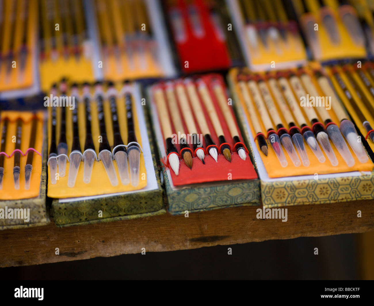 Verschiedene Bleistifte auf Marktstand zum Verkauf; Stockfoto