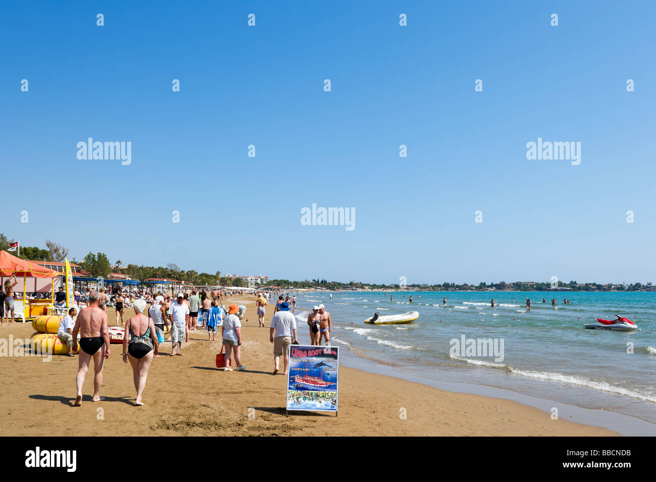 Strand im Westen von Side mit Blick auf die Altstadt, Seite, Mittelmeerküste, Türkei Stockfoto