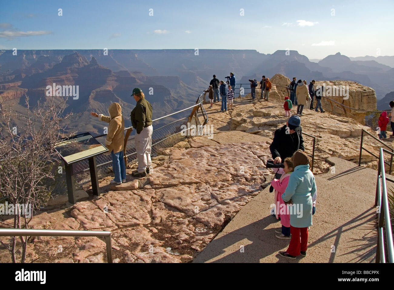 Touristen sehen das South Rim des Grand Canyon Arizona USA Stockfoto