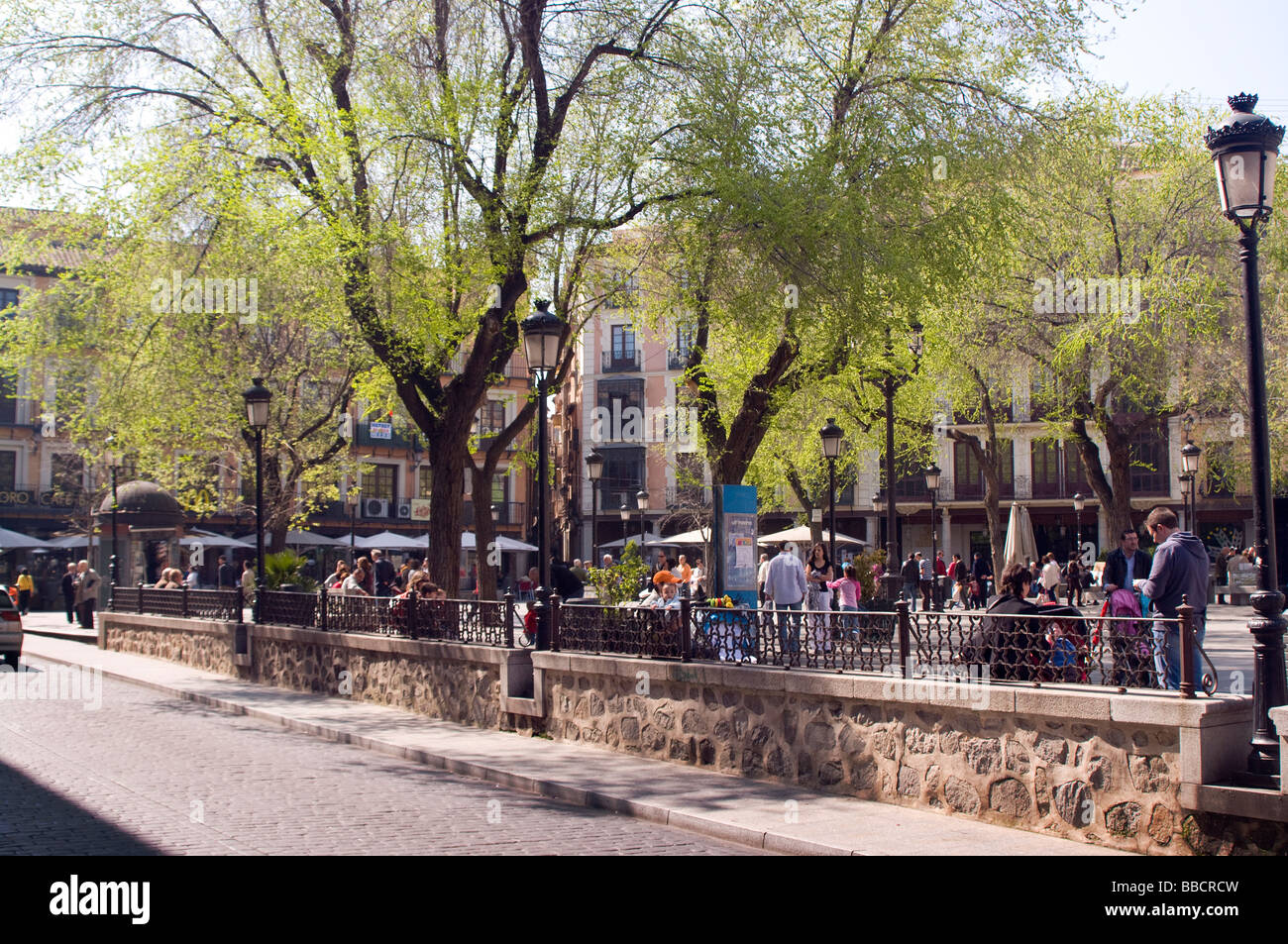 Toledo, Plaza de Zocodover, beliebte Lugar de La Réunion En El Centro De La Ciudad, entblößt Con Distintos y restaurantes Stockfoto