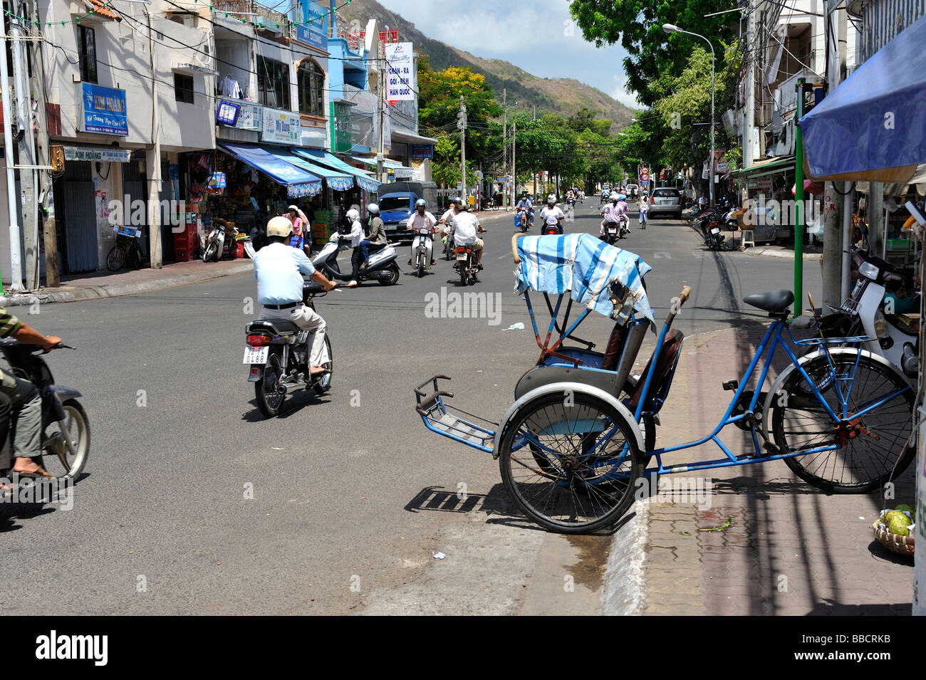 Cyclo (Velo-Rikscha) an Kerb in Vung Tau Straße abgestellt. Vung Tau, Vietnam Stockfoto