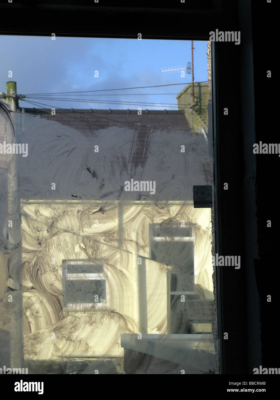 Eigenschaftenfenster mit weiße Tünche Muster und Häuser Stockfoto