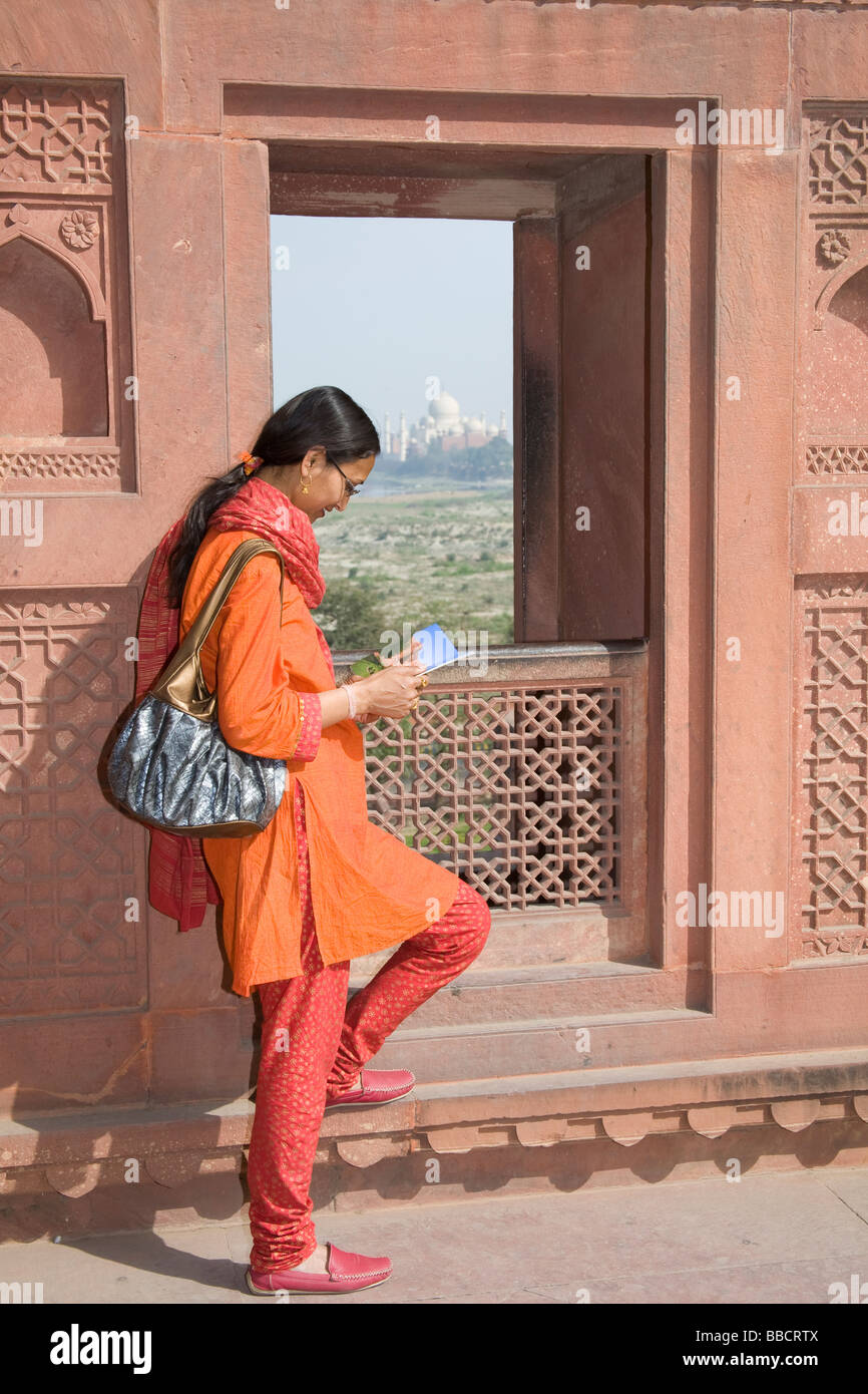 Touristische Jahangiri Mahal Taj Mahal hinter, Agra Fort, auch bekannt als Red Fort, Agra, Uttar Pradesh, Indien Stockfoto