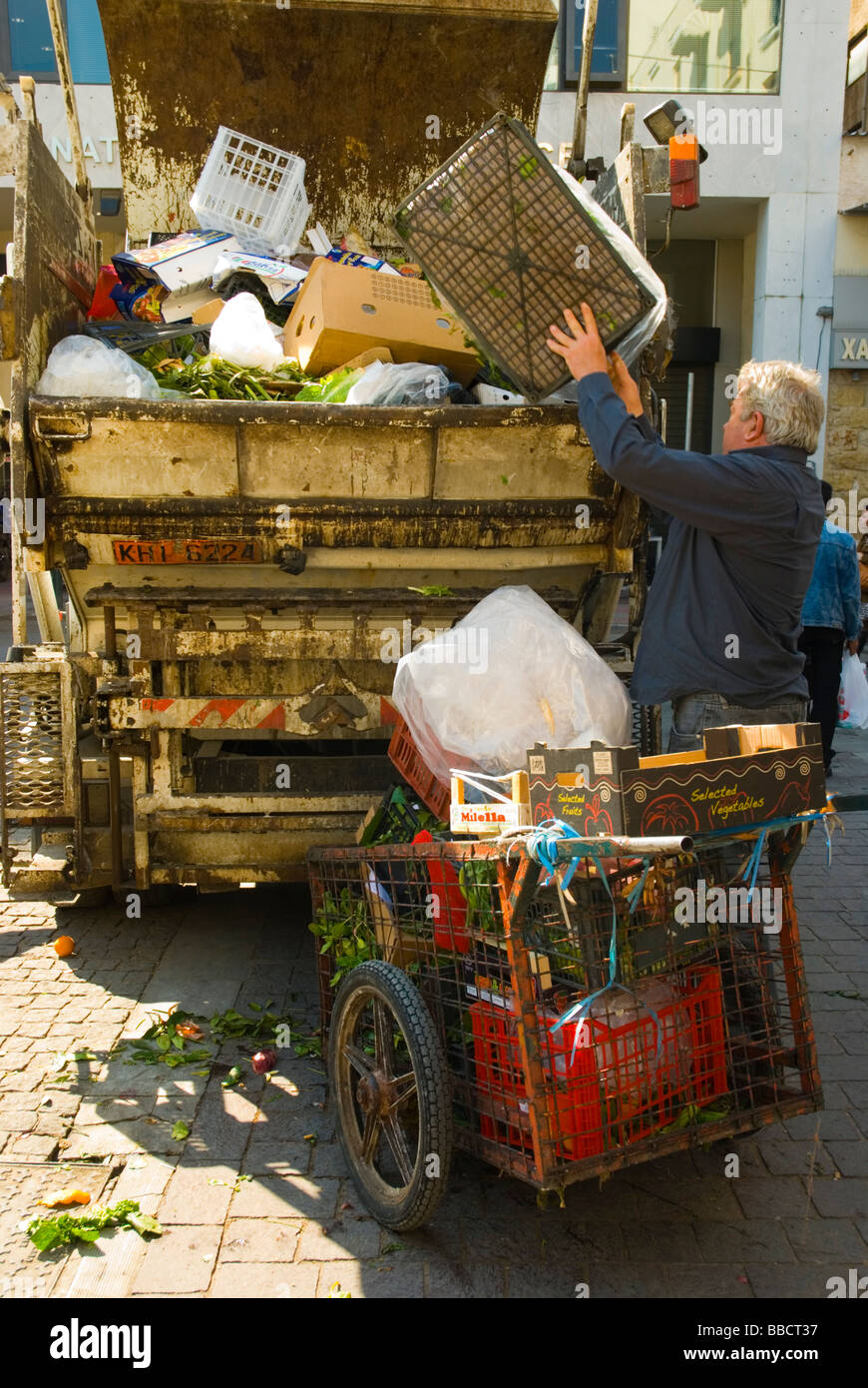 Mann, die leeren Behälter auf einem Markt in Psiri Bezirk von Athen Griechenland Europa Stockfoto