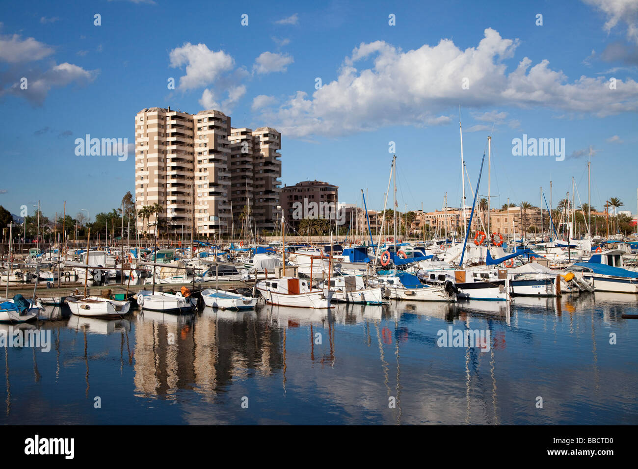 Marina und damit verbundenen Hochhaus Wohnungen Palma Mallorca Spanien Stockfoto