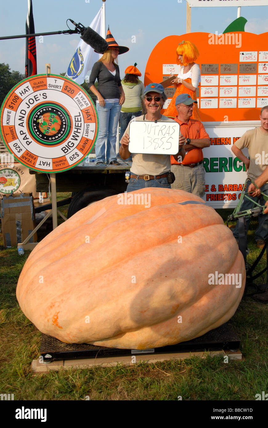 Teilnehmer mit Kürbis und Gewicht am riesigen Kürbis wiegen ab, Warren, Rhode Island, USA Stockfoto